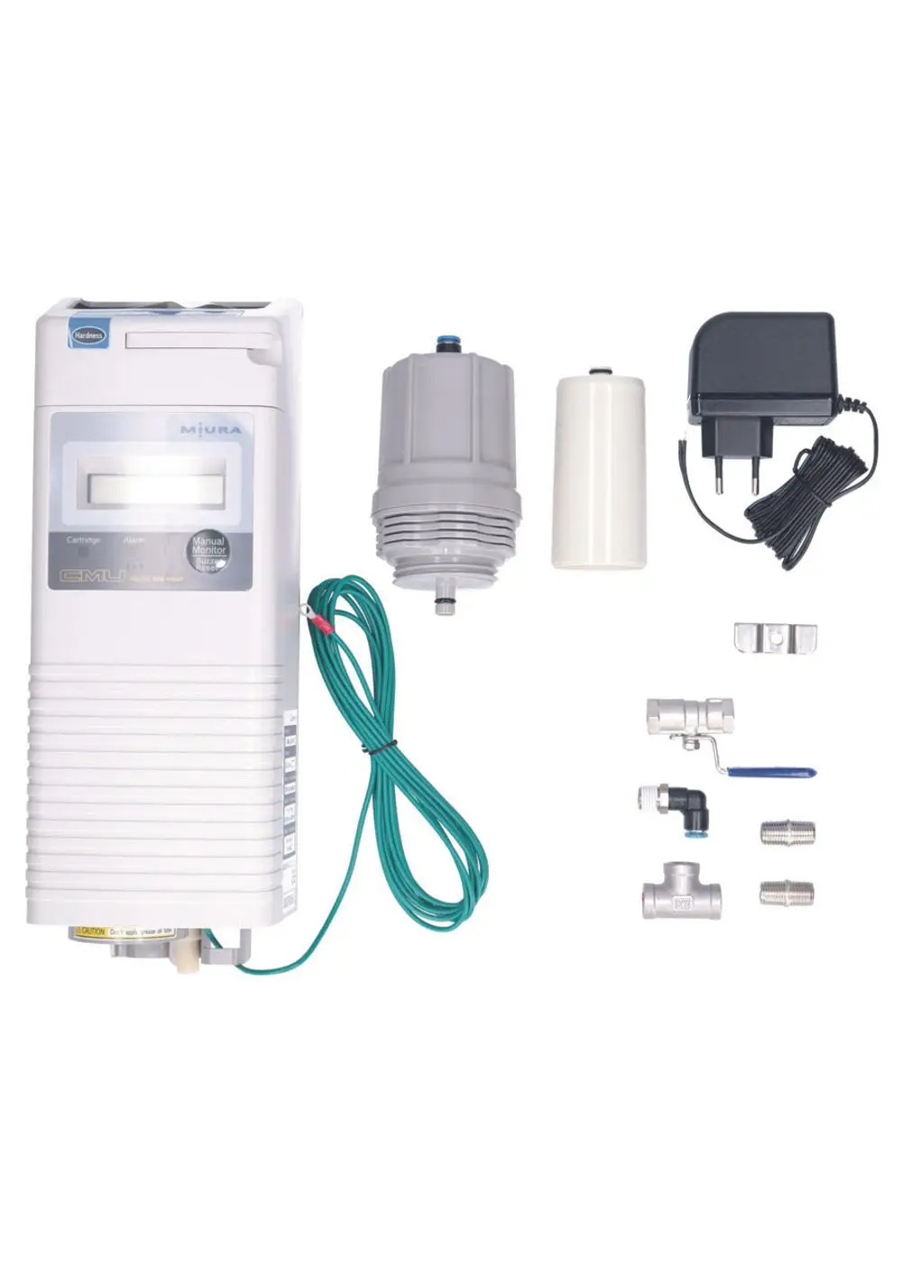 Weißes Gerät mit Bedienelementen und einer Anzeige von Judo, umgeben von Zubehörteilen wie einem Adapter, Schläuchen und verschiedenen Armaturen für die Installation.